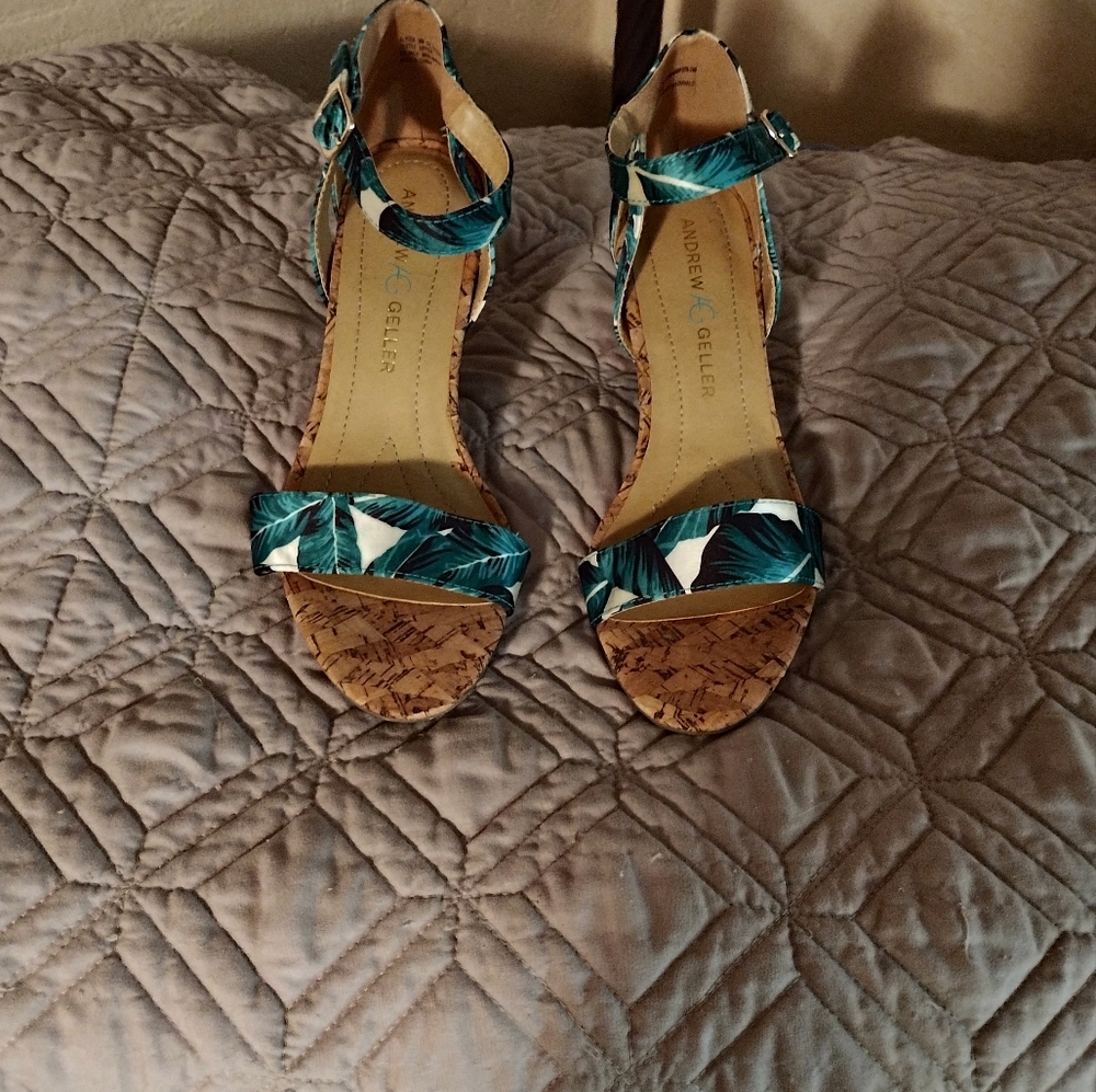 NWOT Andrew Geller Green Leaf Print Sandals